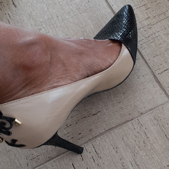 Cream and Black Leather Heel - Picture 2 of 8